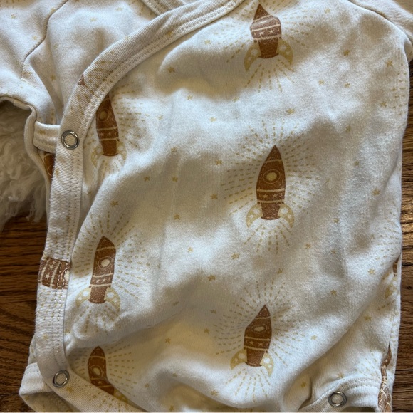 kate quinn Organic Cotton Neutral Rockets Kimono Wrap Onesie and Bonnet 6-12mo - Picture 3 of 4